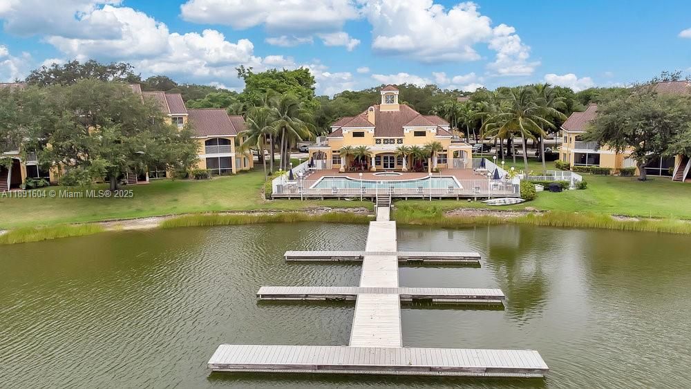 合同活跃: $1,750 (1 贝兹, 1 浴室, 834 平方英尺)