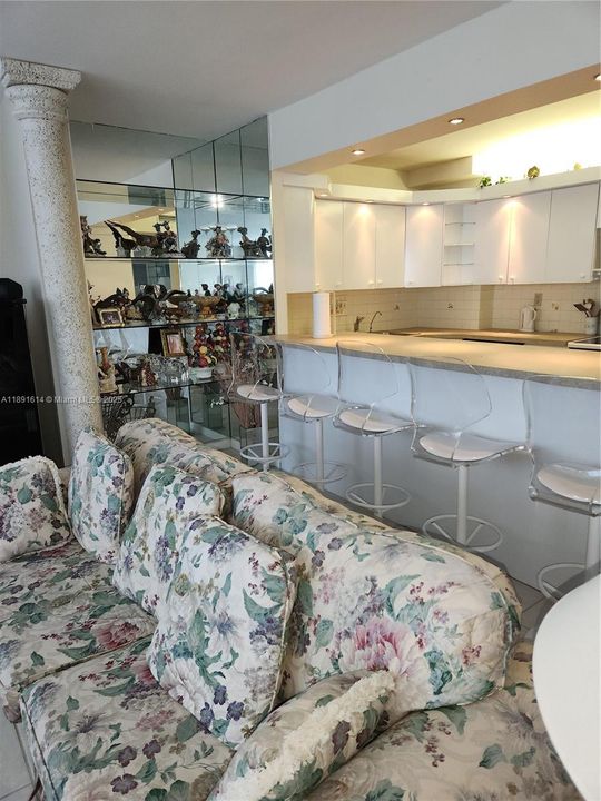 KIT BREAKFAST BAR STOOLS INCLUDED