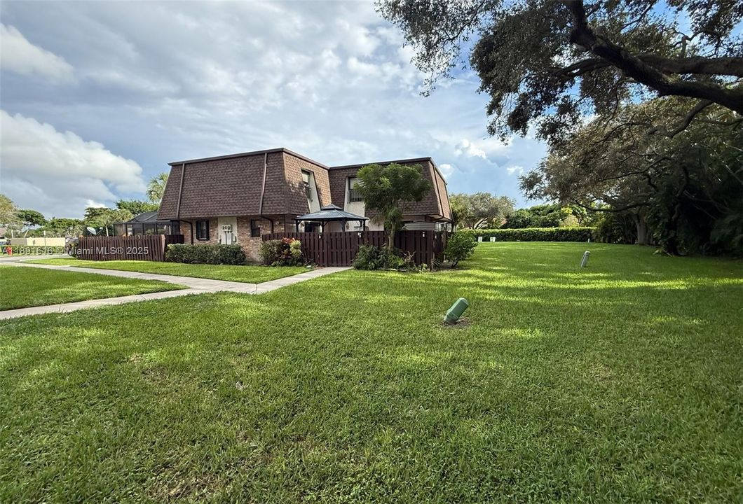 For Sale: $339,000 (2 beds, 2 baths, 1284 Square Feet)