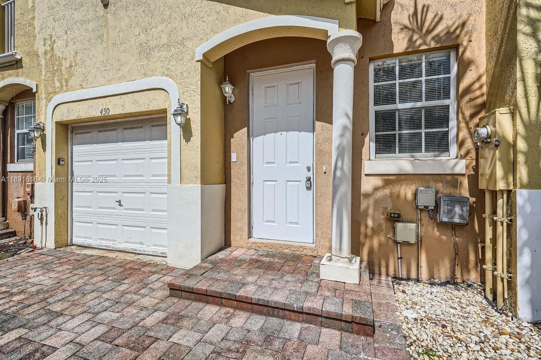 Под контрактом: $308,000 (4 спален, 2 ванн, 1592 Квадратных фут)