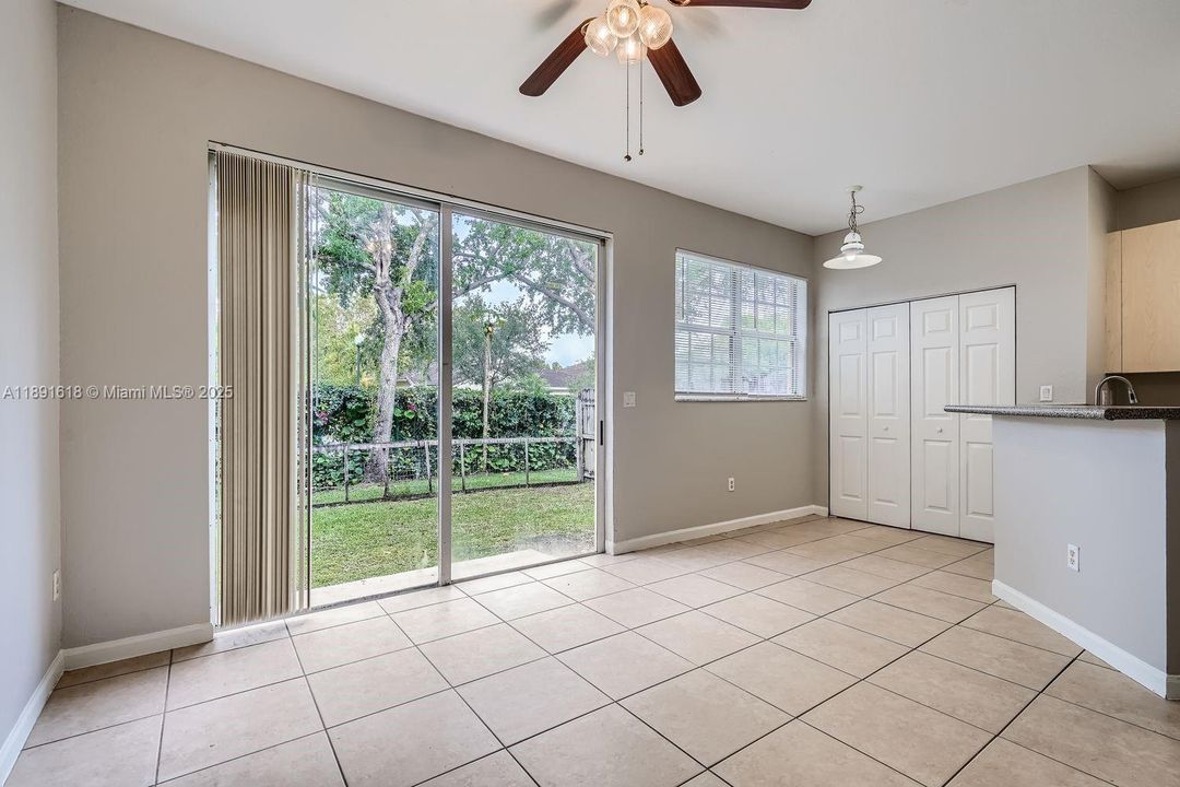 Под контрактом: $308,000 (4 спален, 2 ванн, 1592 Квадратных фут)