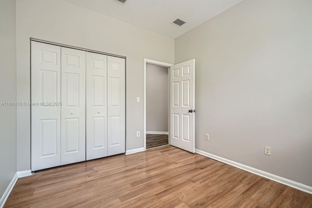 Под контрактом: $308,000 (4 спален, 2 ванн, 1592 Квадратных фут)