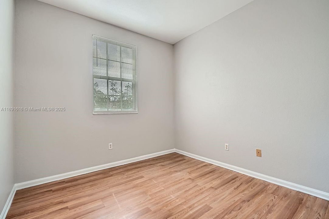 Под контрактом: $308,000 (4 спален, 2 ванн, 1592 Квадратных фут)