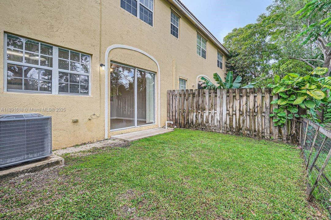 Под контрактом: $308,000 (4 спален, 2 ванн, 1592 Квадратных фут)