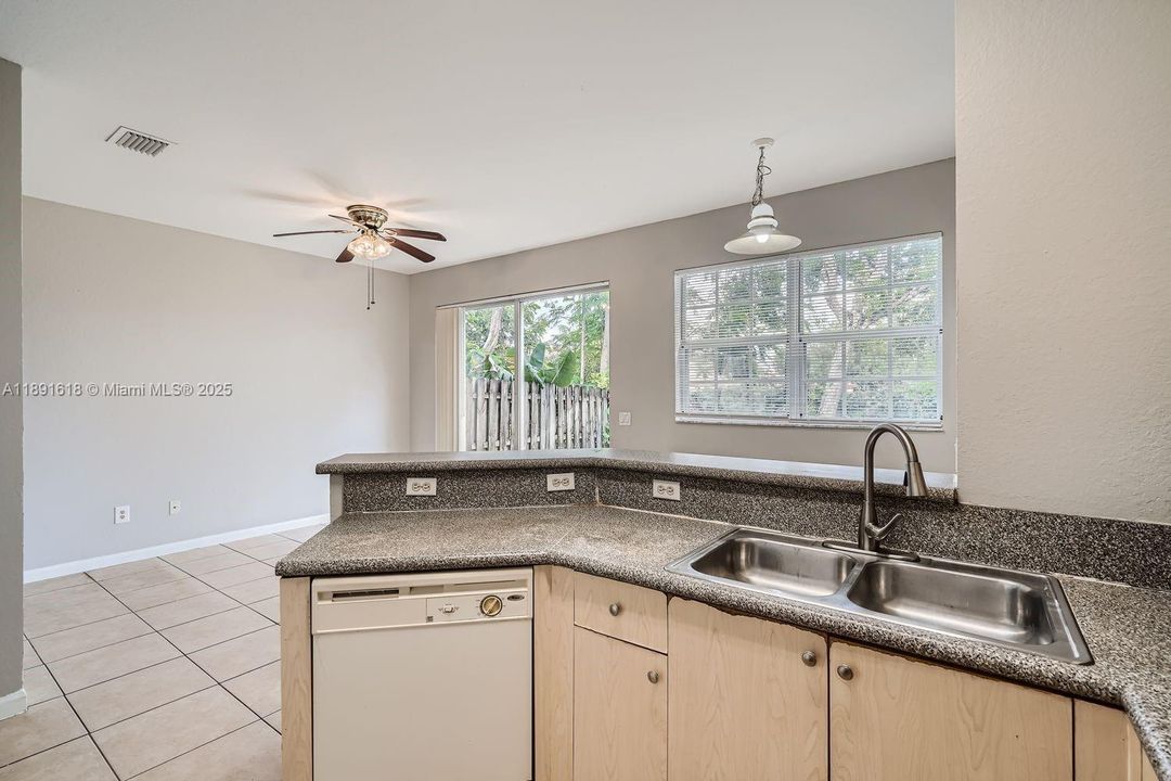 Под контрактом: $308,000 (4 спален, 2 ванн, 1592 Квадратных фут)