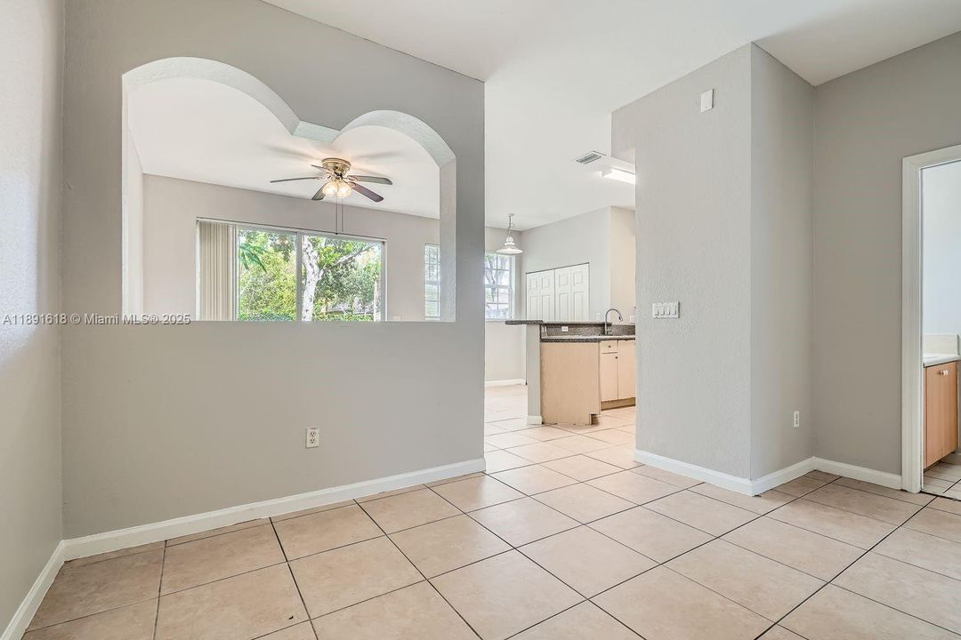 Под контрактом: $308,000 (4 спален, 2 ванн, 1592 Квадратных фут)