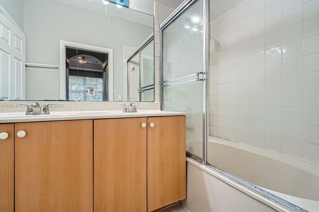 Под контрактом: $308,000 (4 спален, 2 ванн, 1592 Квадратных фут)