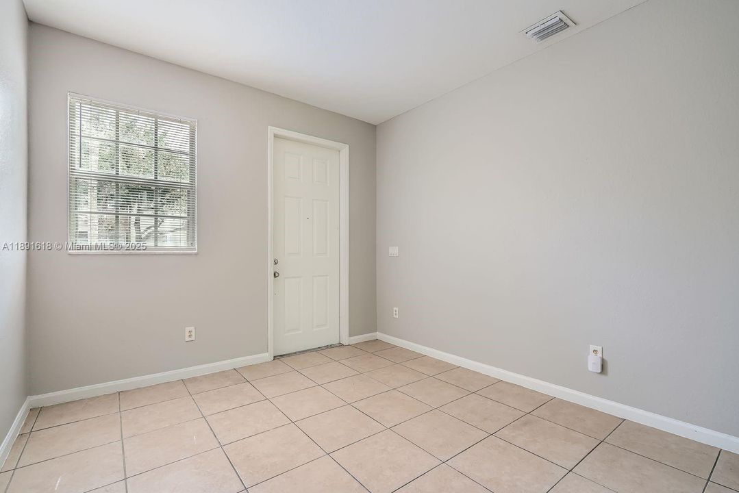 Под контрактом: $308,000 (4 спален, 2 ванн, 1592 Квадратных фут)