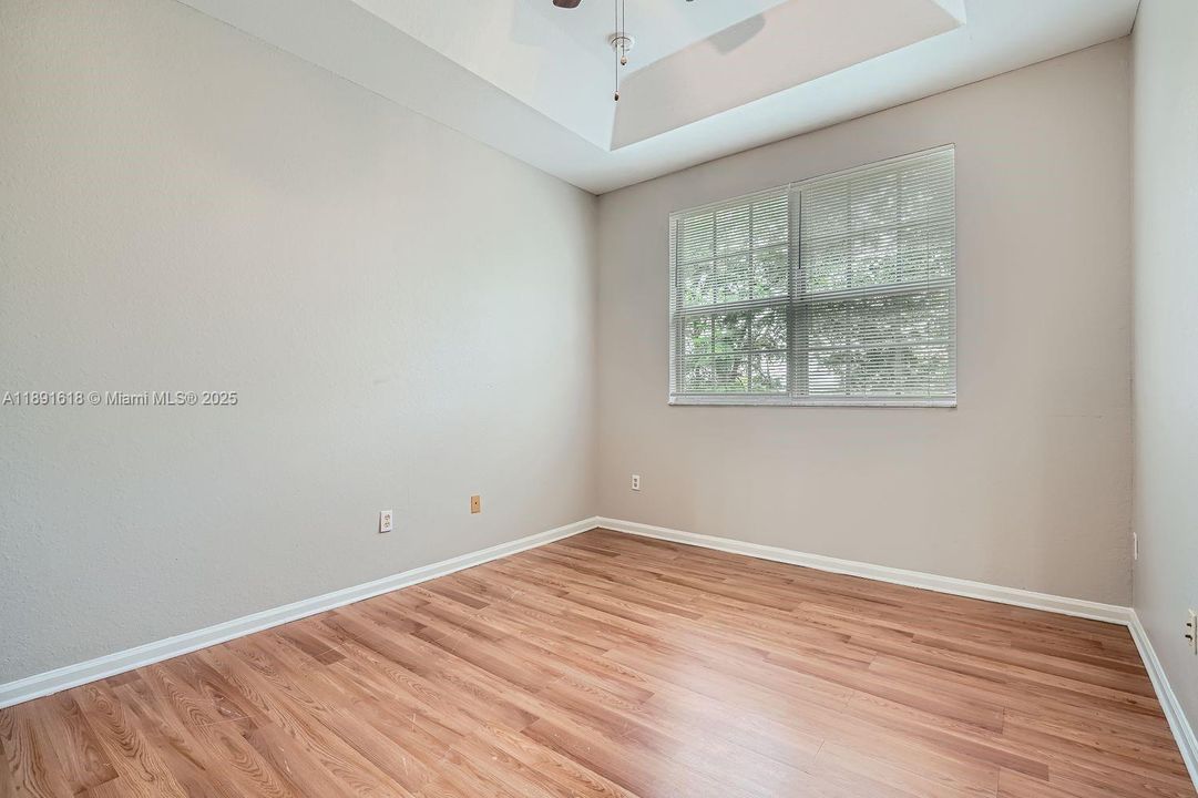 Под контрактом: $308,000 (4 спален, 2 ванн, 1592 Квадратных фут)