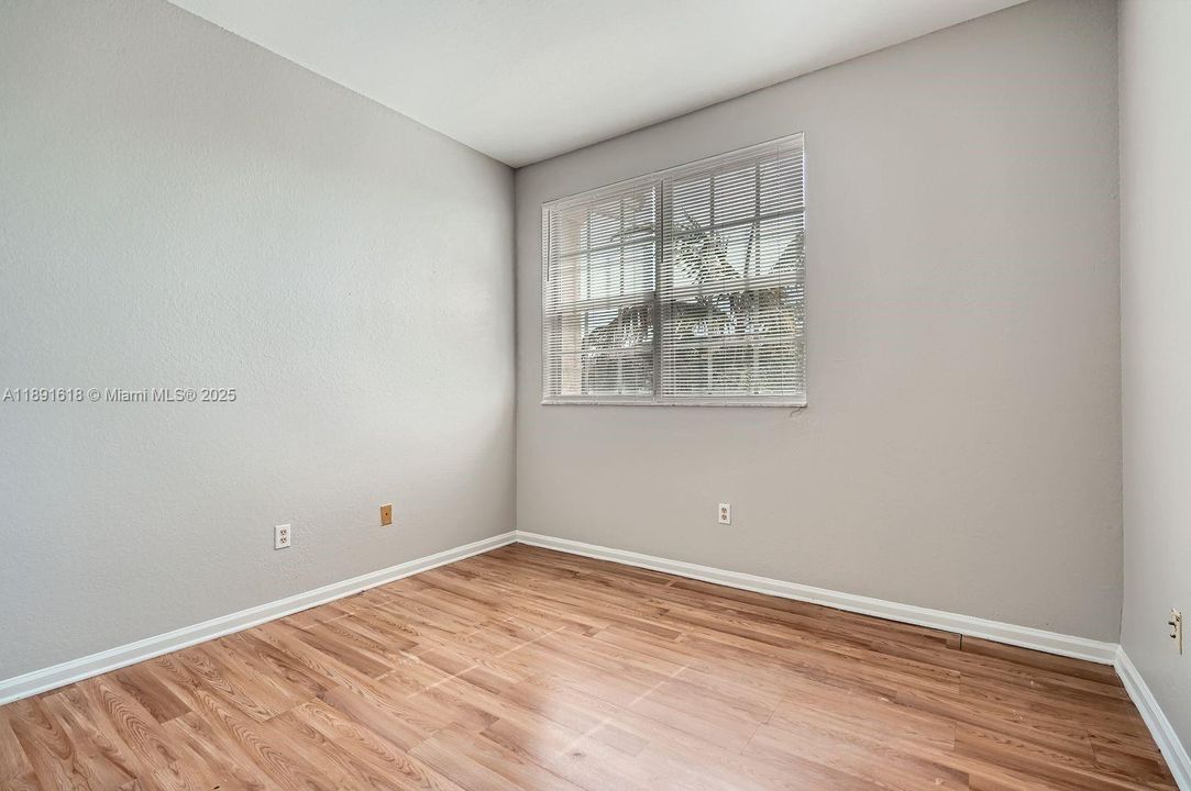 Под контрактом: $308,000 (4 спален, 2 ванн, 1592 Квадратных фут)