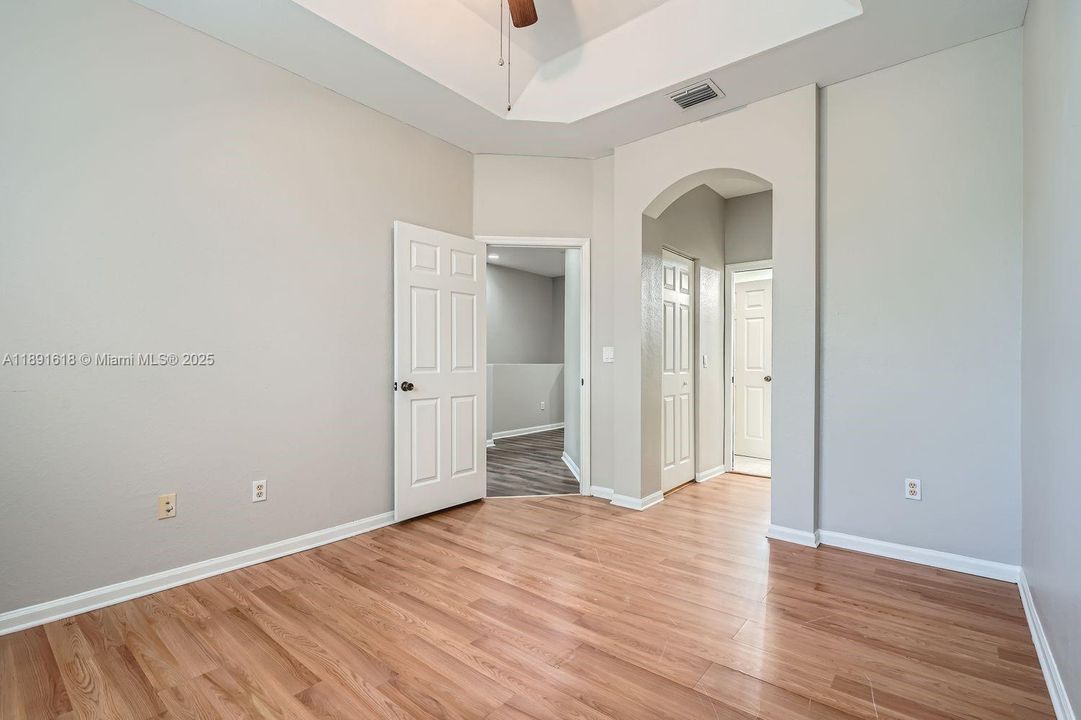 Под контрактом: $308,000 (4 спален, 2 ванн, 1592 Квадратных фут)