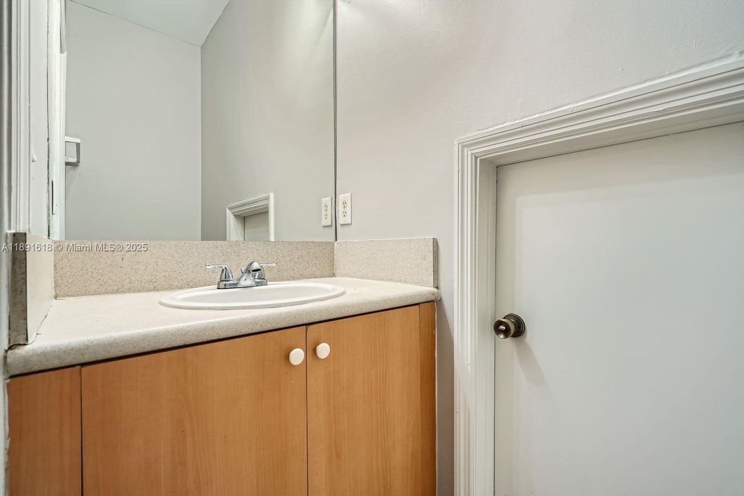 Под контрактом: $308,000 (4 спален, 2 ванн, 1592 Квадратных фут)