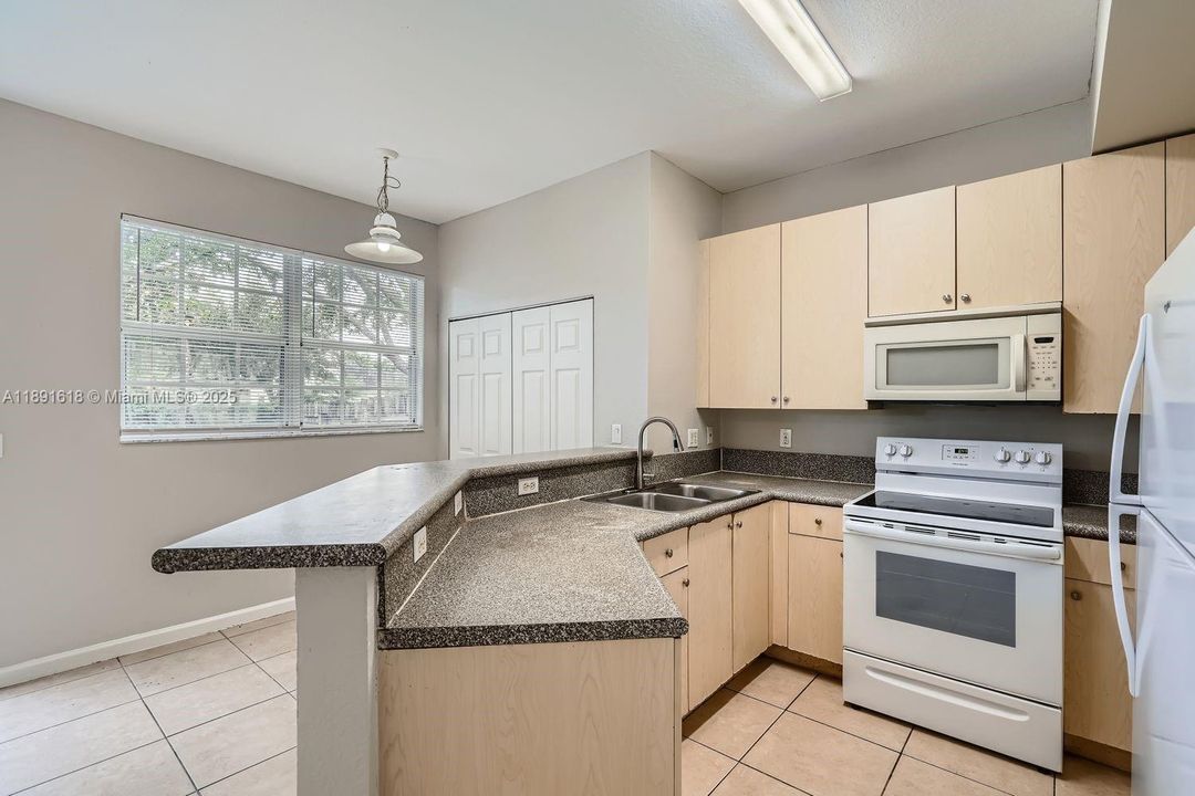 Под контрактом: $308,000 (4 спален, 2 ванн, 1592 Квадратных фут)