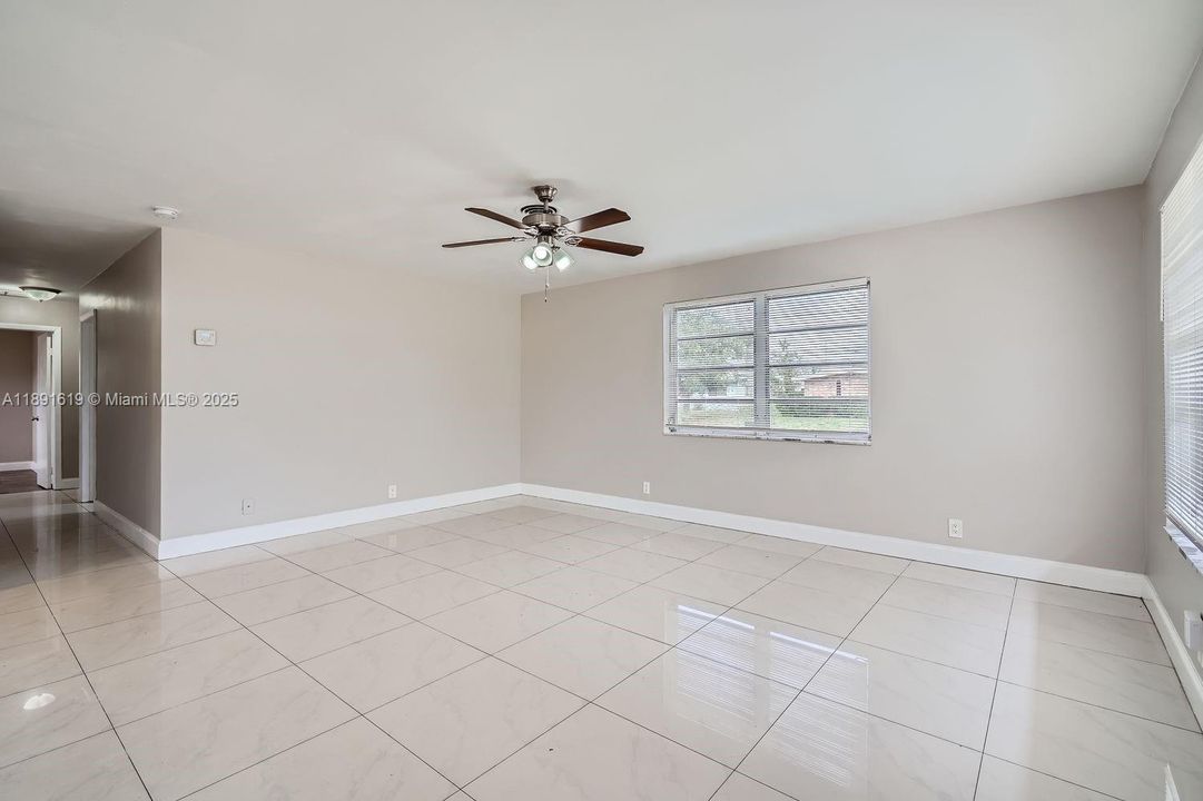 合同活跃: $442,000 (3 贝兹, 2 浴室, 1269 平方英尺)