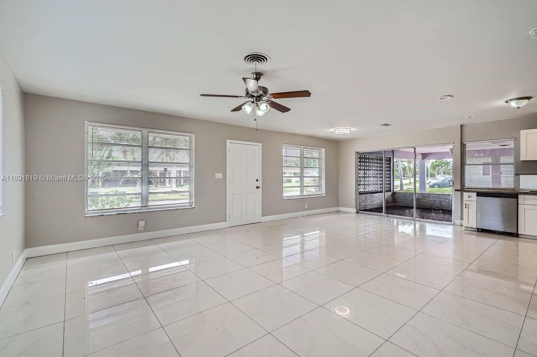 合同活跃: $442,000 (3 贝兹, 2 浴室, 1269 平方英尺)