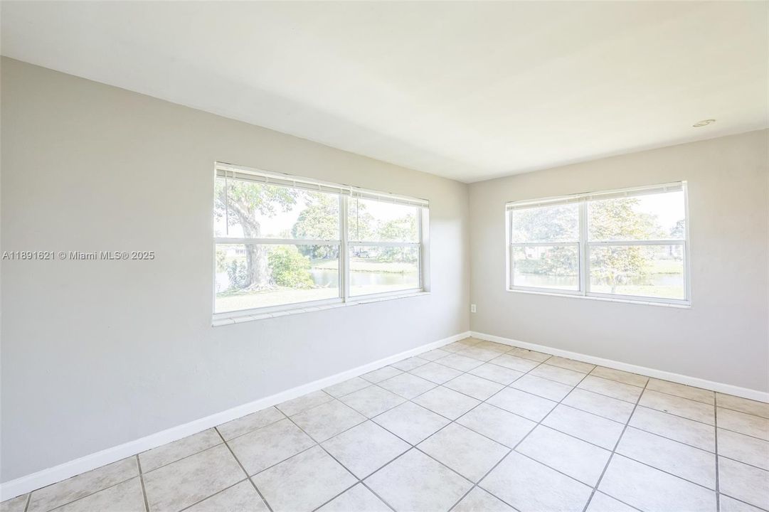 合同活跃: $301,000 (2 贝兹, 1 浴室, 1139 平方英尺)