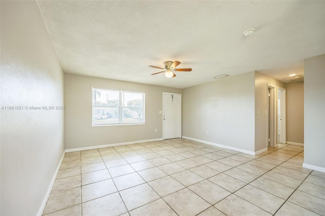 合同活跃: $301,000 (2 贝兹, 1 浴室, 1139 平方英尺)