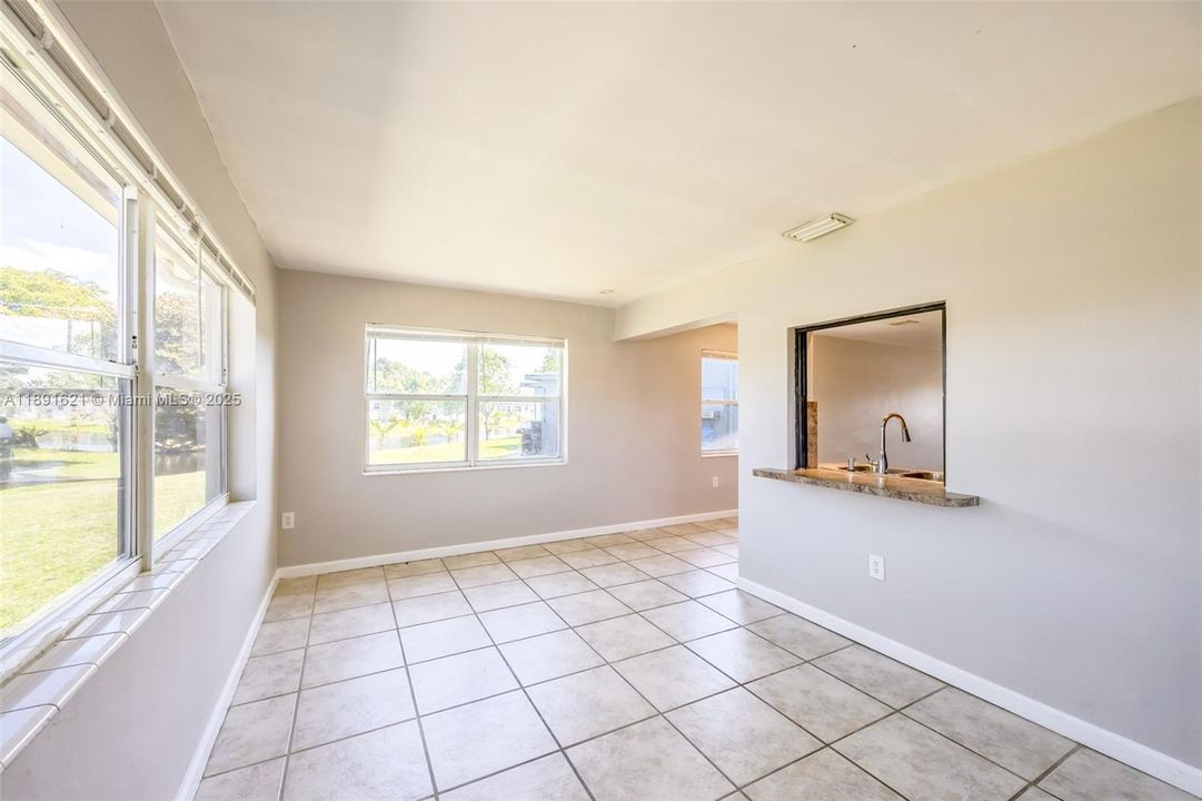 合同活跃: $301,000 (2 贝兹, 1 浴室, 1139 平方英尺)