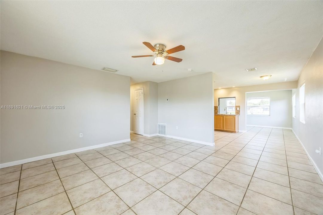 合同活跃: $301,000 (2 贝兹, 1 浴室, 1139 平方英尺)