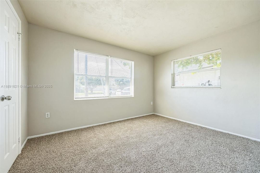 合同活跃: $301,000 (2 贝兹, 1 浴室, 1139 平方英尺)