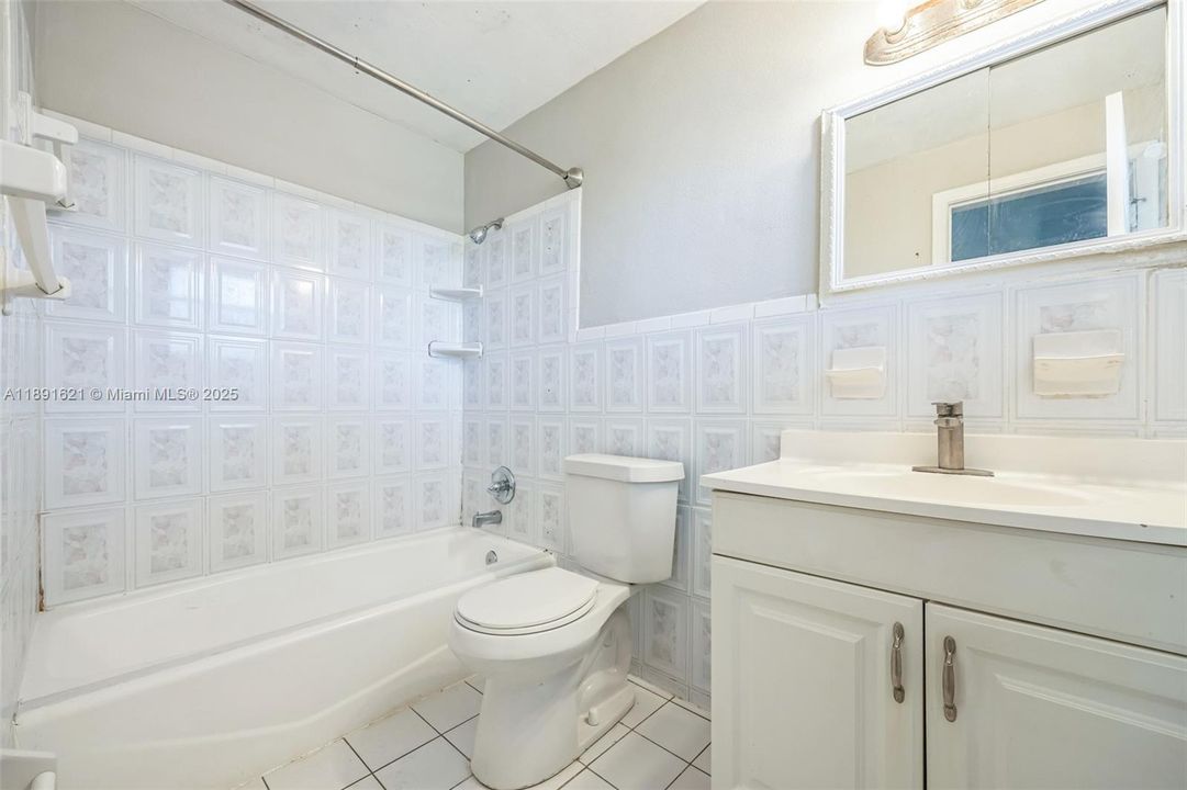 合同活跃: $301,000 (2 贝兹, 1 浴室, 1139 平方英尺)