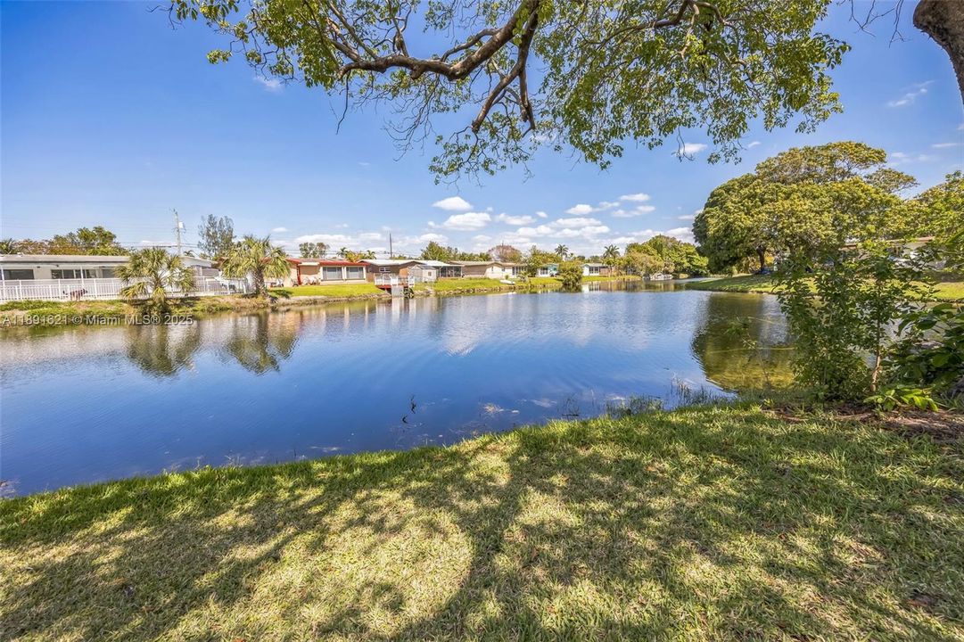 合同活跃: $301,000 (2 贝兹, 1 浴室, 1139 平方英尺)