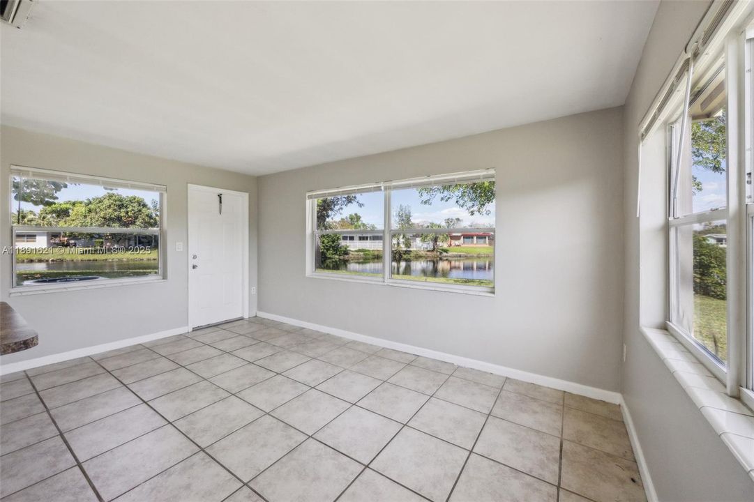 合同活跃: $301,000 (2 贝兹, 1 浴室, 1139 平方英尺)