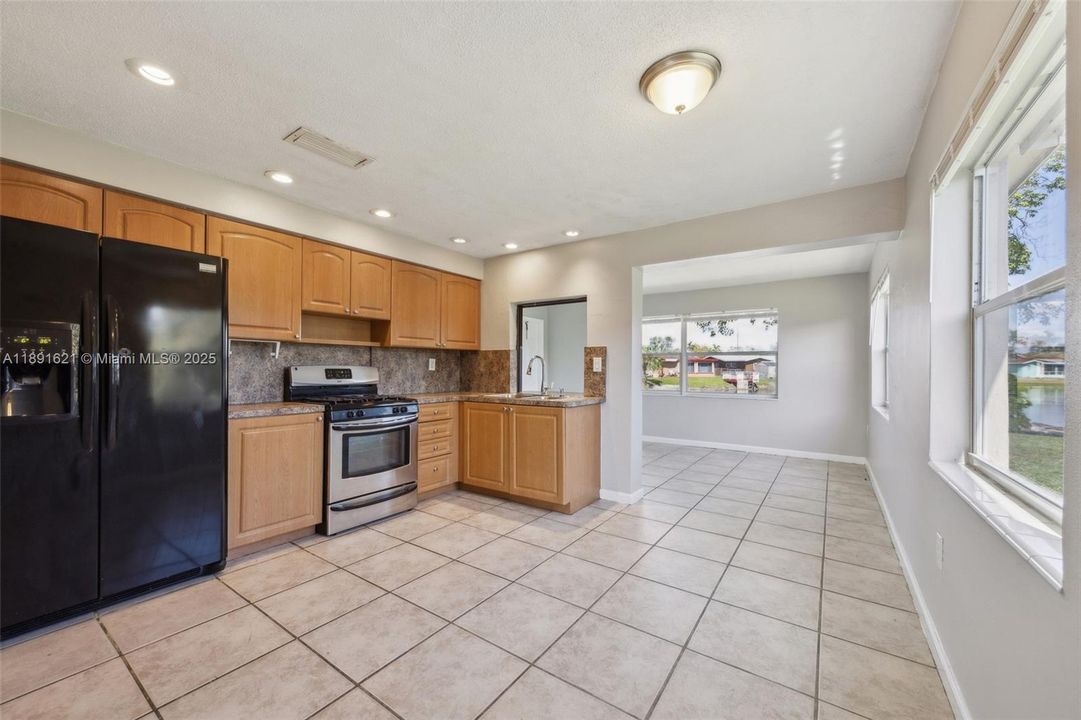 合同活跃: $301,000 (2 贝兹, 1 浴室, 1139 平方英尺)