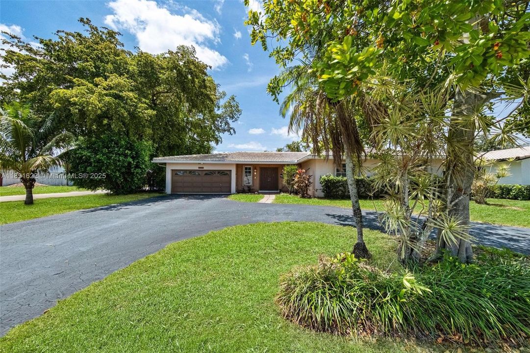 Active With Contract: $539,000 (4 beds, 2 baths, 2177 Square Feet)