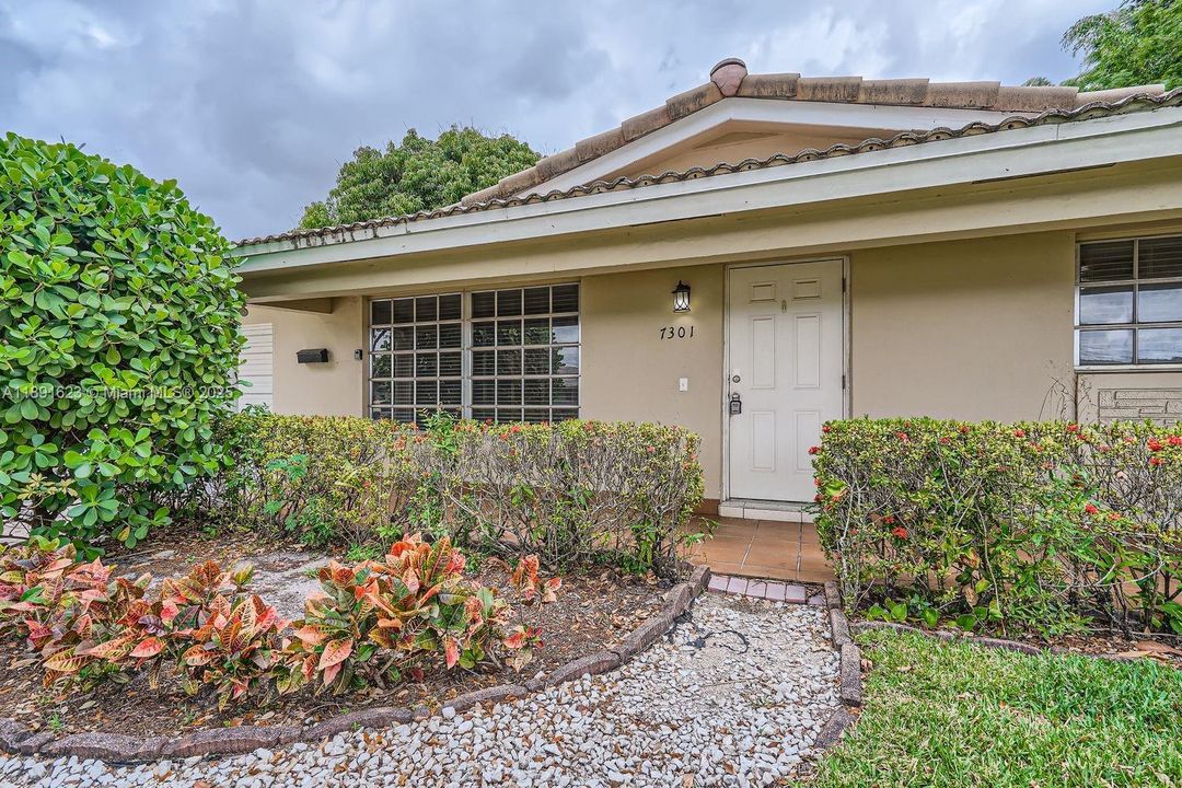 Active With Contract: $545,000 (3 beds, 2 baths, 1551 Square Feet)