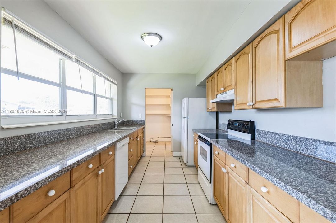 Под контрактом: $446,000 (3 спален, 2 ванн, 1200 Квадратных фут)