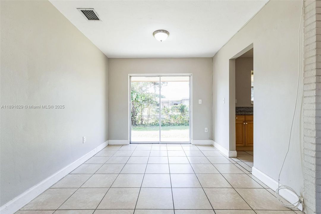 Под контрактом: $446,000 (3 спален, 2 ванн, 1200 Квадратных фут)