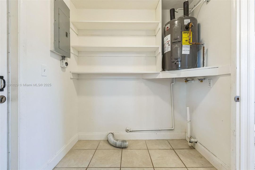 Под контрактом: $446,000 (3 спален, 2 ванн, 1200 Квадратных фут)