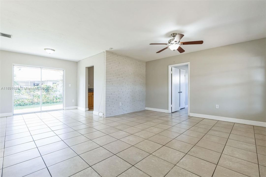 Под контрактом: $446,000 (3 спален, 2 ванн, 1200 Квадратных фут)