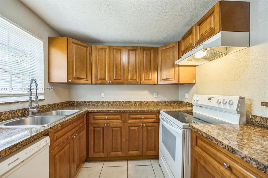 Active With Contract: $435,000 (3 beds, 2 baths, 1365 Square Feet)