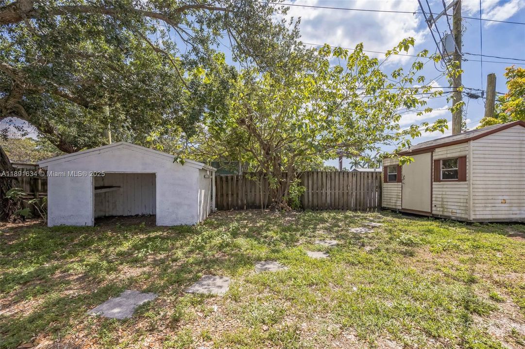 Active With Contract: $435,000 (3 beds, 2 baths, 1365 Square Feet)