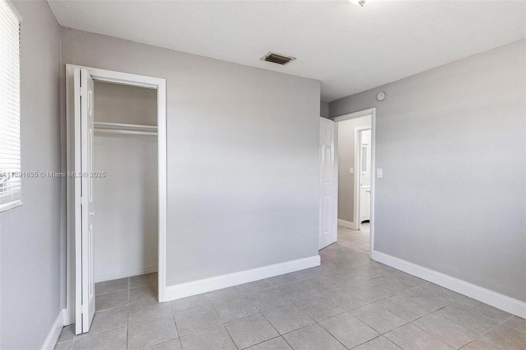 合同活跃: $373,000 (3 贝兹, 1 浴室, 875 平方英尺)