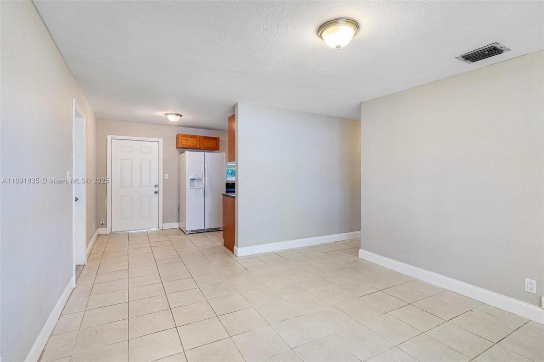 合同活跃: $373,000 (3 贝兹, 1 浴室, 875 平方英尺)