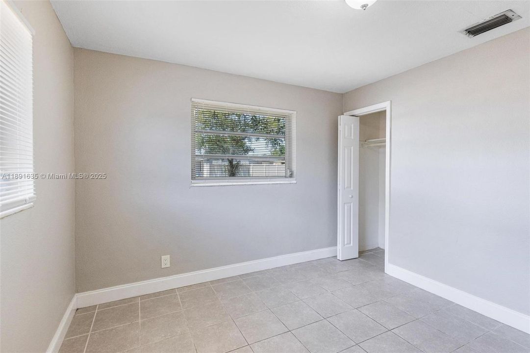 合同活跃: $373,000 (3 贝兹, 1 浴室, 875 平方英尺)