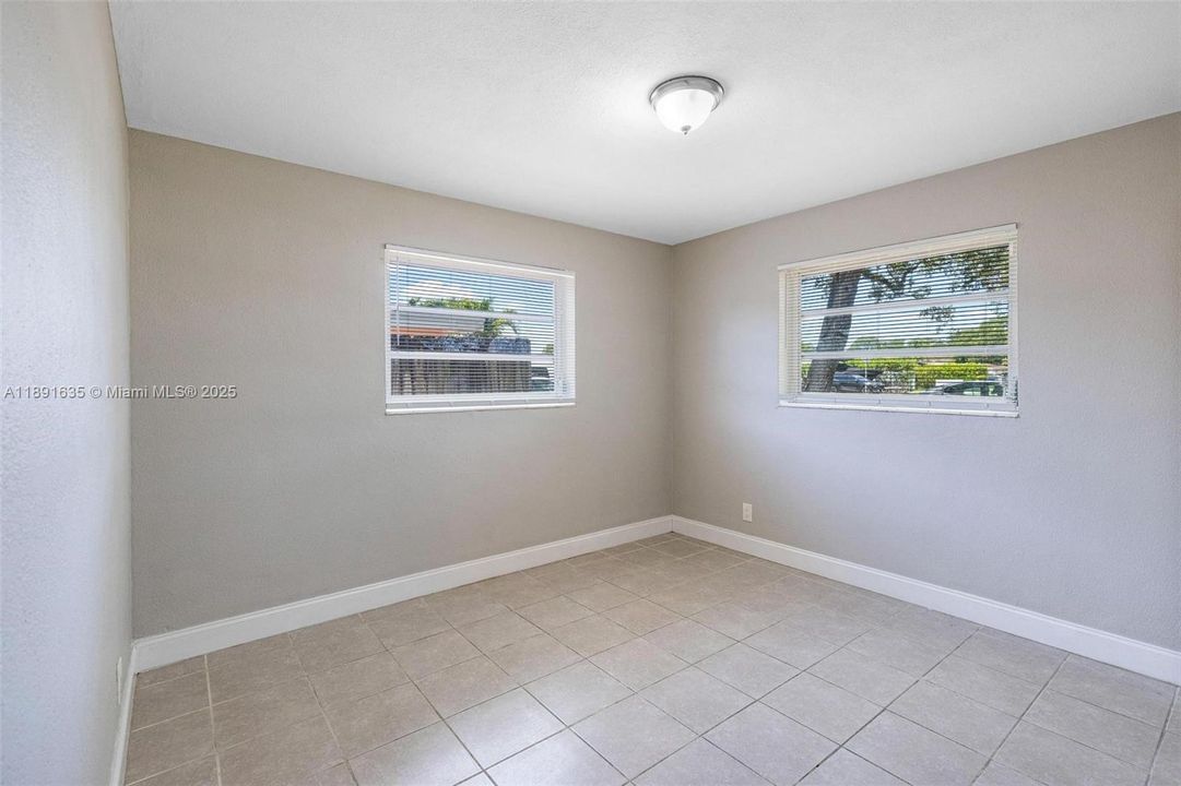 合同活跃: $373,000 (3 贝兹, 1 浴室, 875 平方英尺)