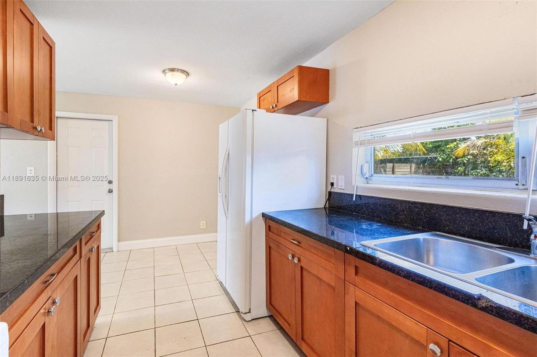 合同活跃: $373,000 (3 贝兹, 1 浴室, 875 平方英尺)