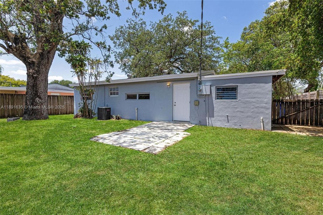 合同活跃: $373,000 (3 贝兹, 1 浴室, 875 平方英尺)