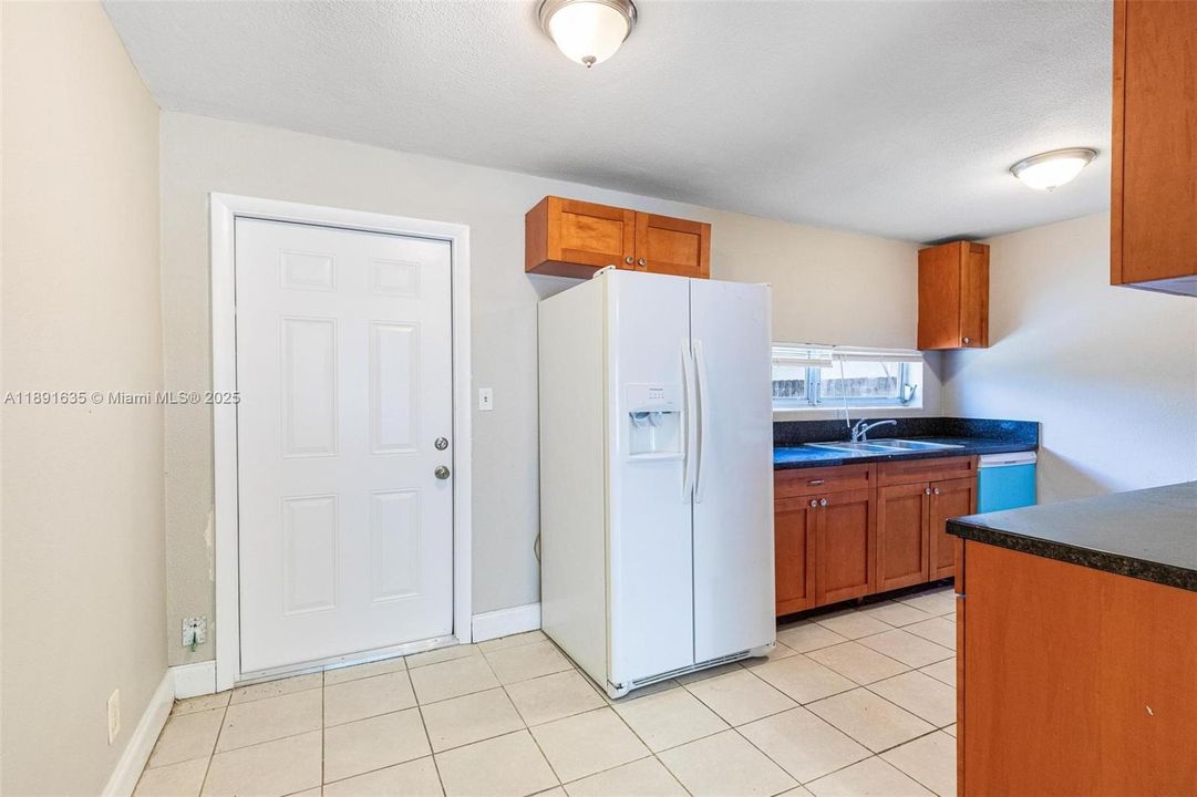 合同活跃: $373,000 (3 贝兹, 1 浴室, 875 平方英尺)