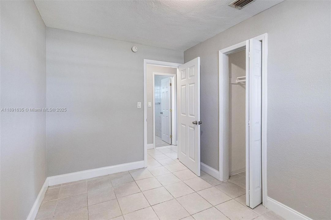 合同活跃: $373,000 (3 贝兹, 1 浴室, 875 平方英尺)