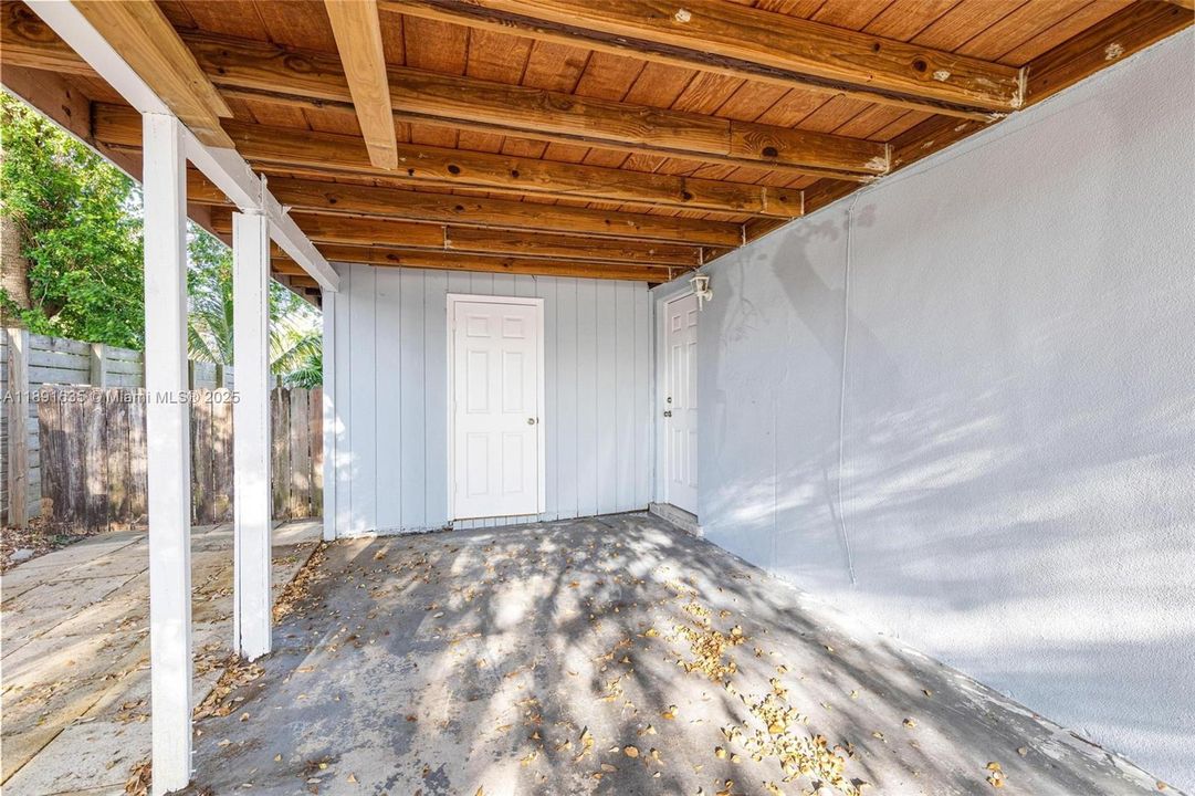 合同活跃: $373,000 (3 贝兹, 1 浴室, 875 平方英尺)