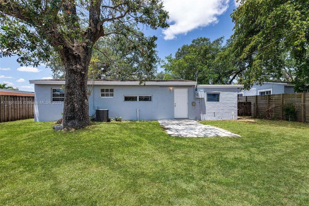 合同活跃: $373,000 (3 贝兹, 1 浴室, 875 平方英尺)