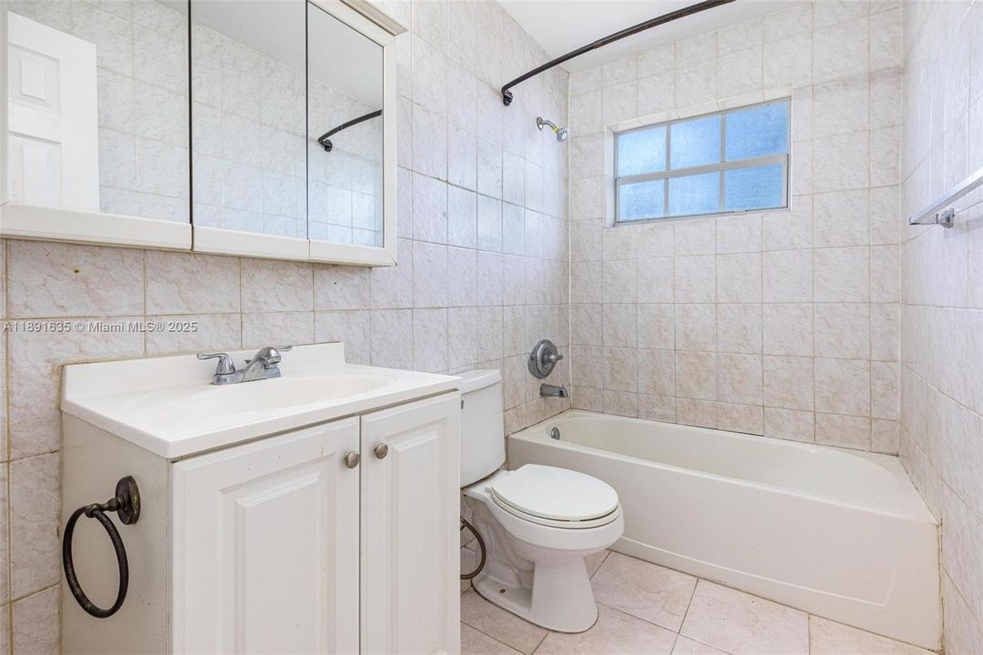 合同活跃: $373,000 (3 贝兹, 1 浴室, 875 平方英尺)