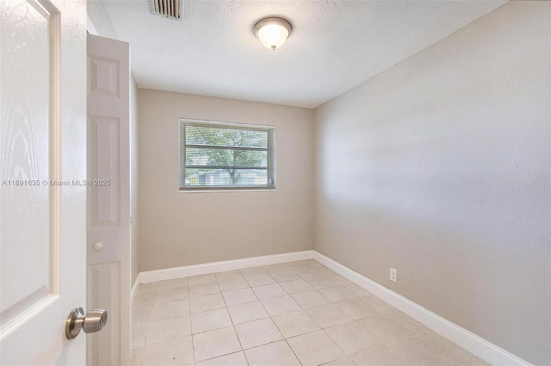 合同活跃: $373,000 (3 贝兹, 1 浴室, 875 平方英尺)