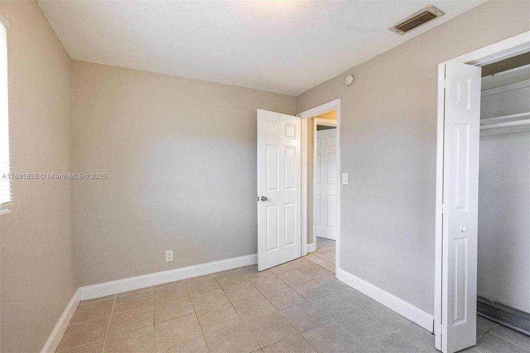 合同活跃: $373,000 (3 贝兹, 1 浴室, 875 平方英尺)