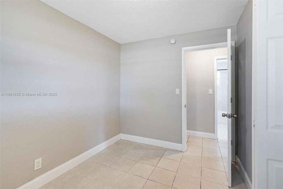 合同活跃: $373,000 (3 贝兹, 1 浴室, 875 平方英尺)